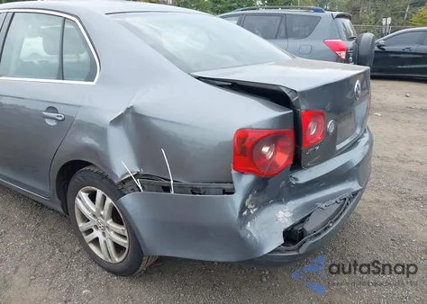 2005 Volkswagen Jetta Tdi z USA, uszkodzony, nr VIN 3VWST71K05M647895